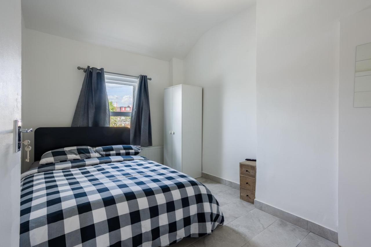 4 Bedroom House With Garden, Parking & 3 Mins Walking Distance From Train Station London Exterior photo