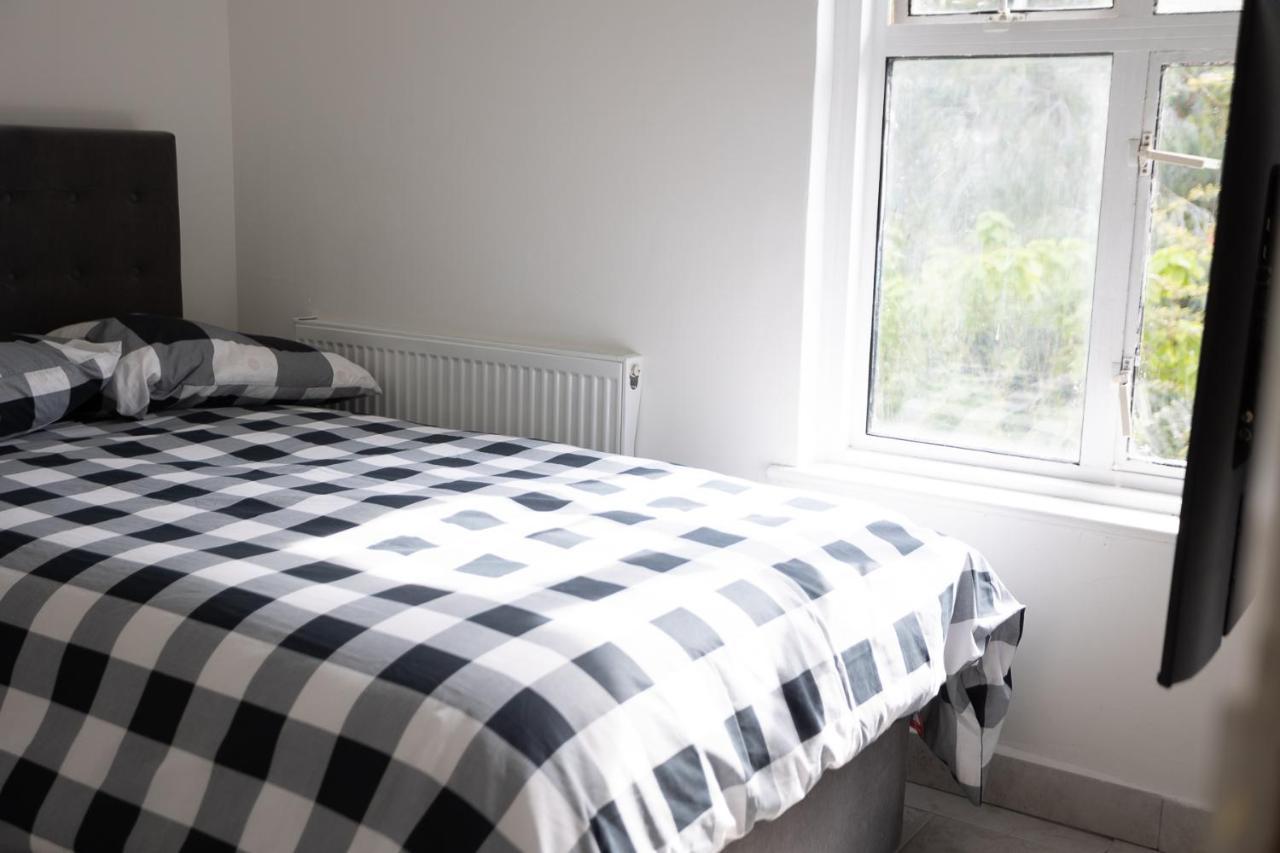 4 Bedroom House With Garden, Parking & 3 Mins Walking Distance From Train Station London Exterior photo